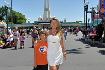 Renata Costa e o filho Lorenzo na Disney. Crédito: Arquivo Pessoal