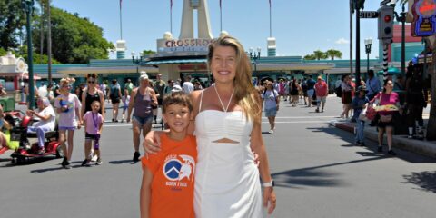 Renata Costa e o filho Lorenzo na Disney. Crédito: Arquivo Pessoal