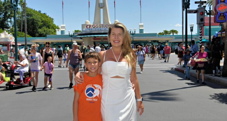 Renata Costa e o filho Lorenzo na Disney. Crédito: Arquivo Pessoal