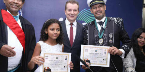 Romildo dos Santos na presença de sua filha Vicktoria Alves recebe homenagem na ALESP - Crédito de imagens: Akira Nakamura